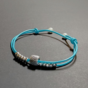 błękitna bransoletka damska skórzana niebieska z koralikami w kolorze srebra i perełkami - bransoletka na rzemieniach skórzanych bransoletka skórzana