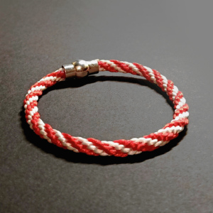 biało czerwona bransoletka sznurkowa sznurek jubilerski bransoletka zapięcie magnetyczne