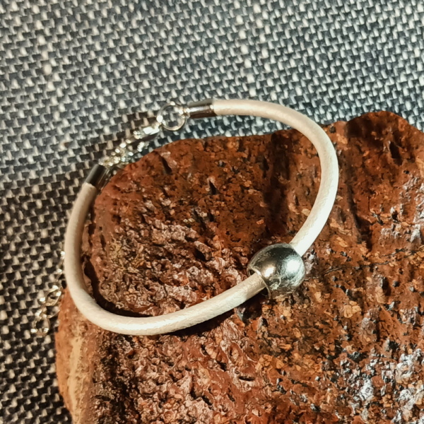 16a-bransoletka skórzana biała perłowa z koralikiem w kolorze srebra na grubym rzemieniu skórzanym bransoletka skórzana