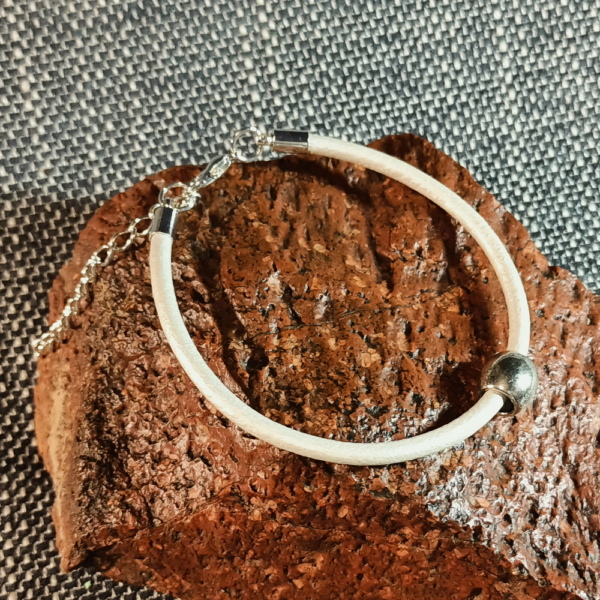16b-bransoletka skórzana biała perłowa z koralikiem w kolorze srebra na grubym rzemieniu skórzanym bransoletka skórzana