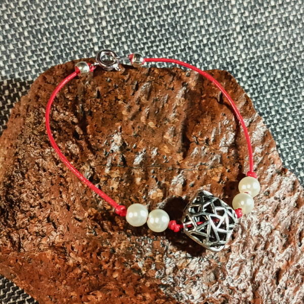 18-bransoletka skórzana czerwona z koralikami na rzemyku skórzanym bransoletka skórzana