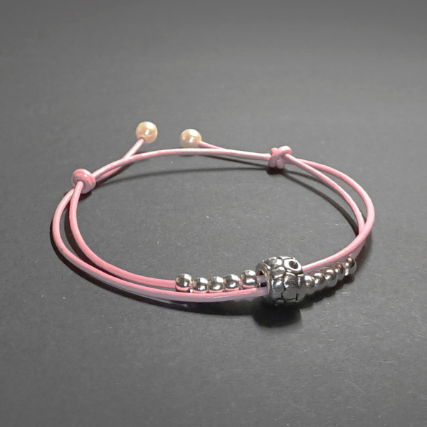elegancka damska bransoletka skórzana różowa pudrowa z koralikami w kolorze srebra