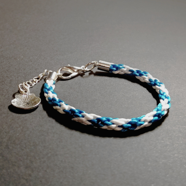 damska bransoletka z muszelką morskim - młodzieżowa żeglarska bransoletka gruba masywna - bransoletka sznurkowa ręcznie pleciona- bransoletka biała niebieska - sznurek sznurek jubilerski satynowy błyszczący