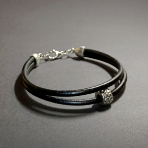 damska elegancka bransoletka skórzana czarna dwa grube rzemienie elementy w kolorze srebra