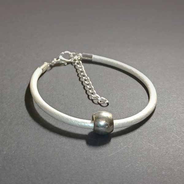 elegancka bransoletka damska - biała bransoletka perłowa - rzemień skórzany oraz elementy w kolorze srebra