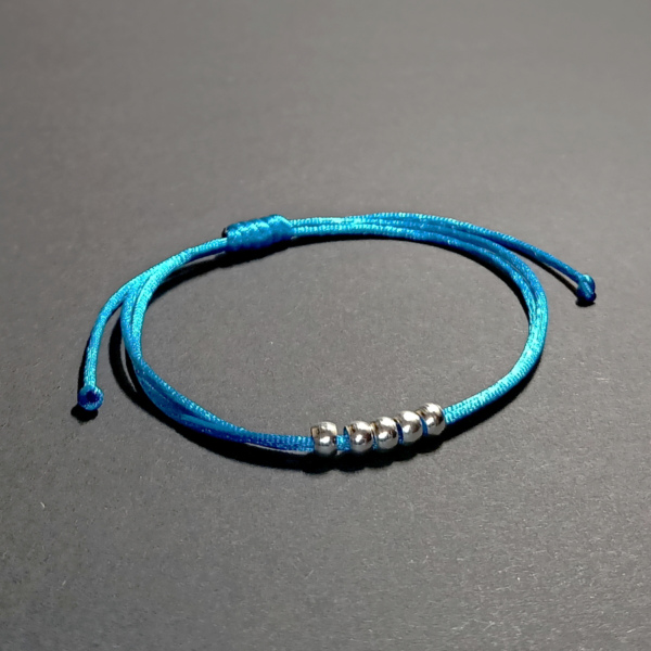 bransoletki przyjaźni sznurkowe z koralikami na niebieskim sznurku jubilerskim