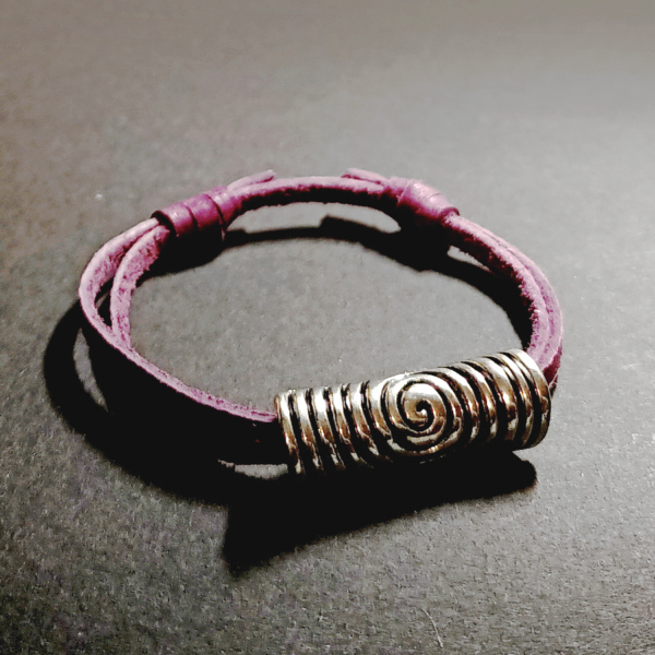 damska skórzana bransoletka fioletowa z dużym metalowym koralikiem w kolorze srebra oksydowanego