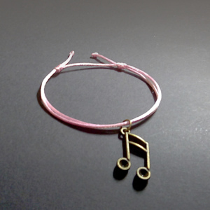 Różowa bransoletka ze nutkami w kolorze antycznego brązu bransoletka damska