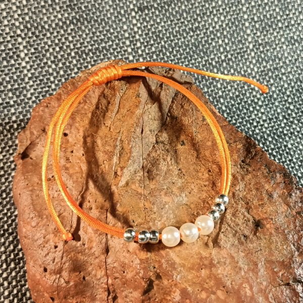 bransoletki przyjaźni z koralikami na pomarańczowym sznurku jubilerskim