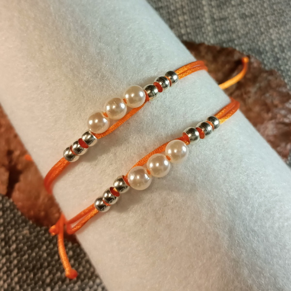 bransoletki przyjaźni z koralikami na pomarańczowym sznurku jubilerskim