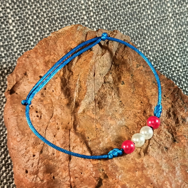 bransoletki przyjaźni z koralikami na niebieskim sznurku jubilerskim