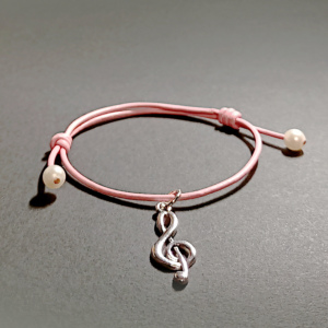 Skórzana bransoletka różowa z kluczem wiolinowym w kolorze srebra oksydowanego