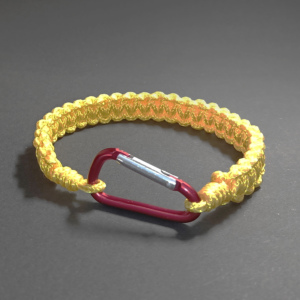 Survivalowa bransoletka żółta linka Bora z czerwonym karabińczykiem długość bransoletki 22cm