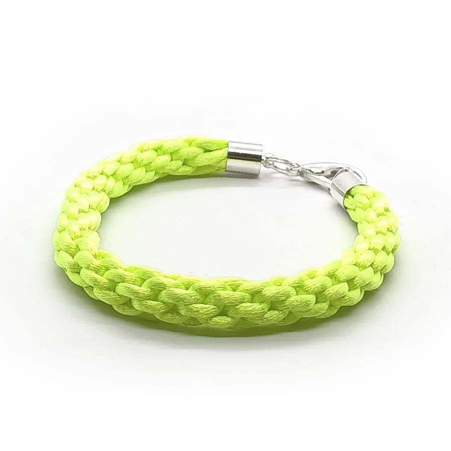 Jasnozielona jaskrawa bransoletka sznurkowa ręcznie pleciona W067
