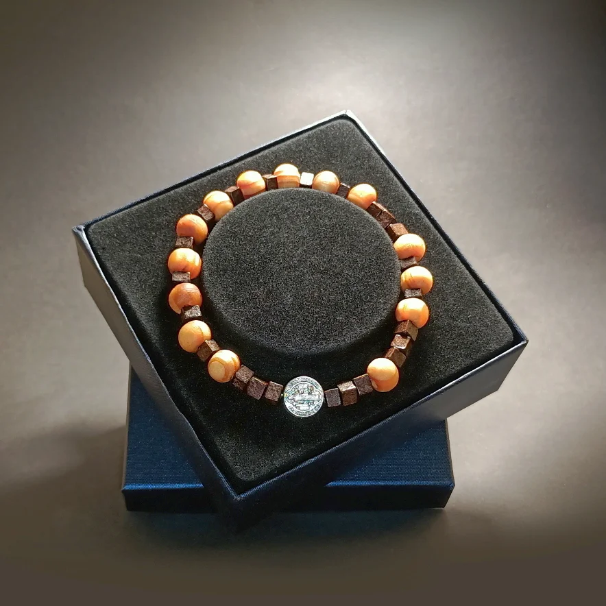 Bransoletka różaniec (dziesiątka) z Krzyżem św. Benedykta - koraliki drewniane jasne