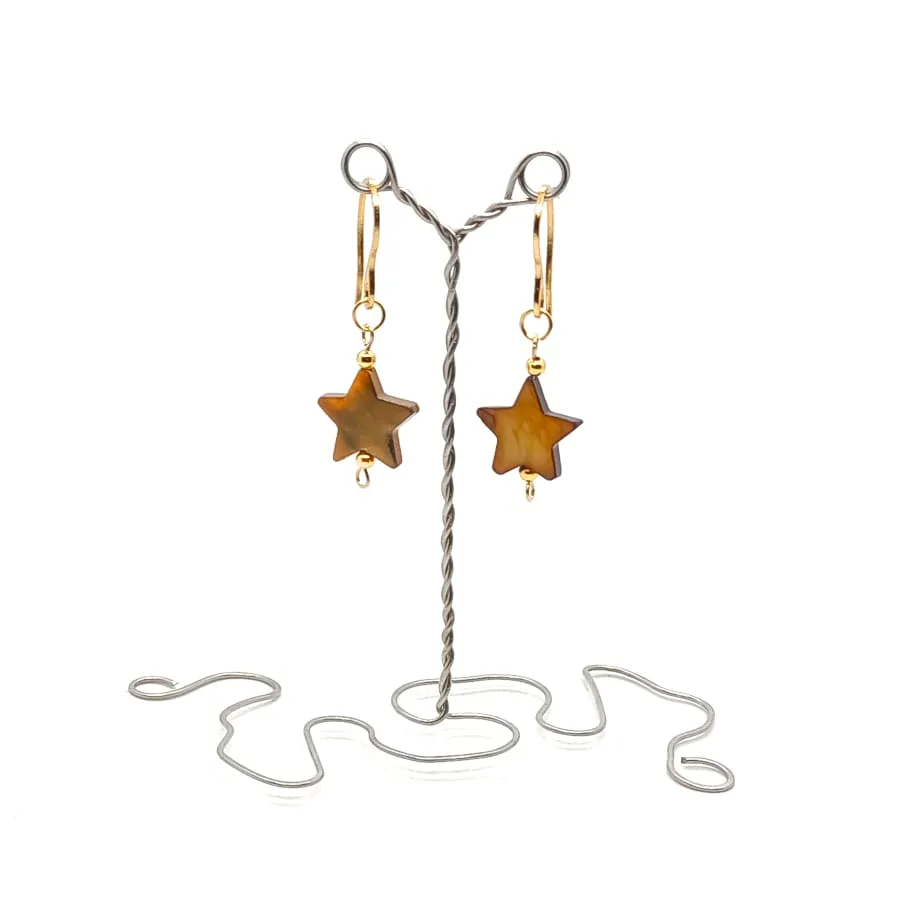 Kolczyki z gwiazdką - Masa perłowa, Pozłacana stal chirurgiczna KOL136