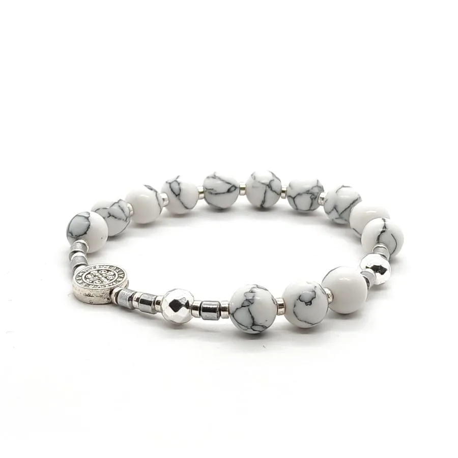 Bransoletka różaniec (dziesiątka) Krzyż św. Benedykta, Howlit, Hematyt 15,5cm KAM988